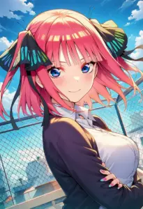 屋上にいる夏服姿の中野二乃、バストアップ