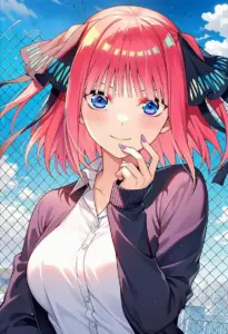 屋上にいる夏服姿の中野二乃、バストアップ