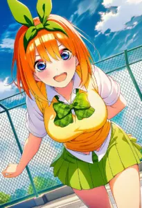 屋上にいる夏服姿の中野四葉