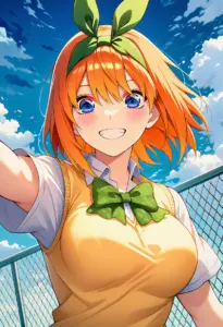 屋上にいる夏服姿の中野四葉、バストアップ
