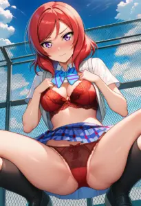 屋上で下着を露出させられる夏服姿の西木野真姫