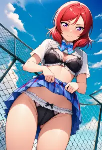 屋上で下着を露出させられる夏服姿の西木野真姫