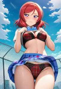 屋上で下着を露出させられる夏服姿の西木野真姫