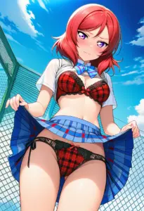 屋上で下着を露出させられる夏服姿の西木野真姫