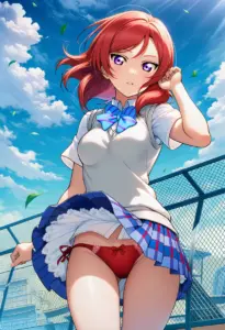 屋上にいる夏服姿の西木野真姫のパンチラ