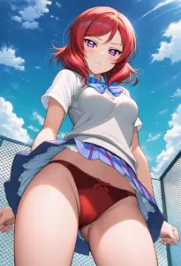 屋上にいる夏服姿の西木野真姫のパンチラ