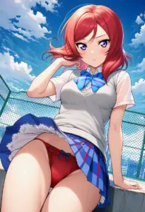屋上にいる夏服姿の西木野真姫のパンチラ