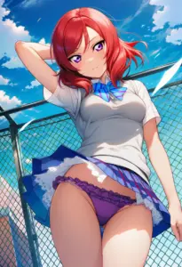 屋上にいる夏服姿の西木野真姫のパンチラ