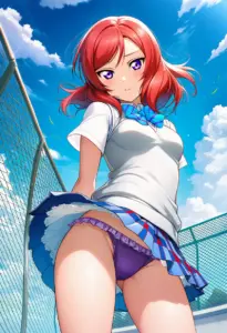 屋上にいる夏服姿の西木野真姫のパンチラ