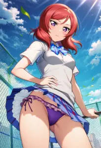 屋上にいる夏服姿の西木野真姫のパンチラ