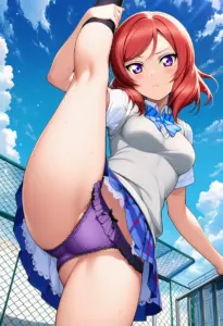 屋上にいる夏服姿の西木野真姫のパンチラ