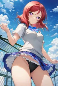 屋上にいる夏服姿の西木野真姫のパンチラ