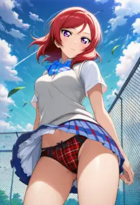 屋上にいる夏服姿の西木野真姫のパンチラ