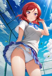 屋上にいる夏服姿の西木野真姫のパンチラ