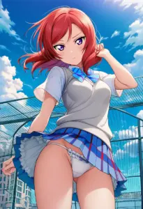 屋上にいる夏服姿の西木野真姫のパンチラ