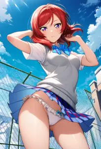 屋上にいる夏服姿の西木野真姫のパンチラ