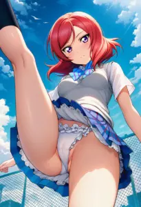 屋上にいる夏服姿の西木野真姫のパンチラ