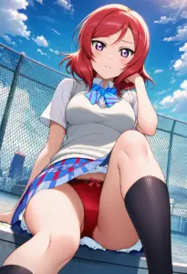 屋上にいる夏服姿の西木野真姫の座りパンチラ