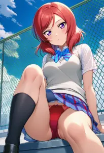 屋上にいる夏服姿の西木野真姫の座りパンチラ