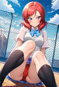 屋上にいる夏服姿の西木野真姫の座りパンチラ