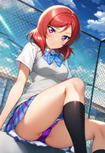 屋上にいる夏服姿の西木野真姫の座りパンチラ