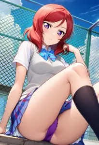 屋上にいる夏服姿の西木野真姫の座りパンチラ