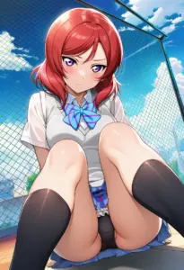 屋上にいる夏服姿の西木野真姫の座りパンチラ