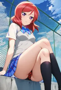 屋上にいる夏服姿の西木野真姫の座りパンチラ