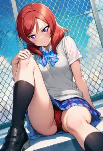 屋上にいる夏服姿の西木野真姫の座りパンチラ