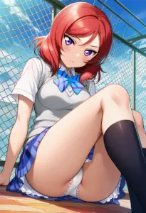 屋上にいる夏服姿の西木野真姫の座りパンチラ