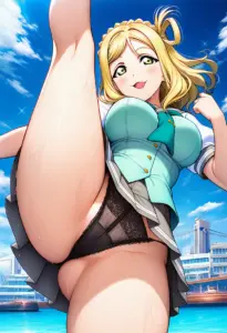 海辺にいる夏服姿の小原鞠莉のパンチラ