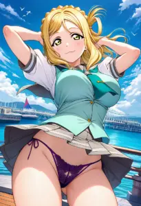 海辺にいる夏服姿の小原鞠莉のパンチラ