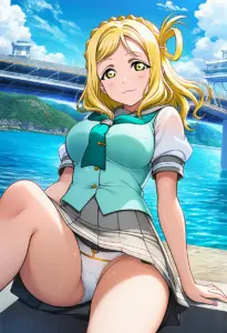 海辺にいる夏服姿の小原鞠莉の座りパンチラ