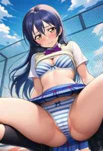 屋上で下着を露出させられる夏服姿の園田海未