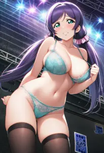 ステージで下着を露出させられる東條希