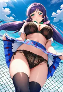 屋上で下着を露出させられる夏服姿の東條希