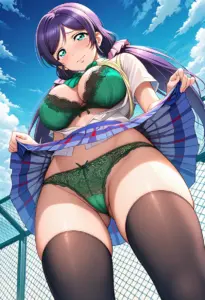 屋上で下着を露出させられる夏服姿の東條希