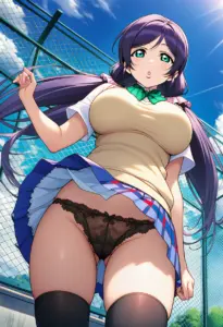 屋上にいる夏服姿の東條希のパンチラ