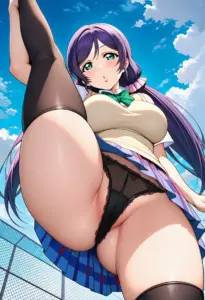 屋上にいる夏服姿の東條希のパンチラ