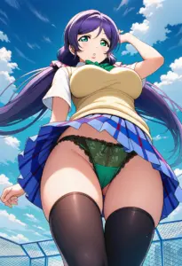 屋上にいる夏服姿の東條希のパンチラ