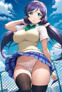 屋上にいる夏服姿の東條希のパンチラ