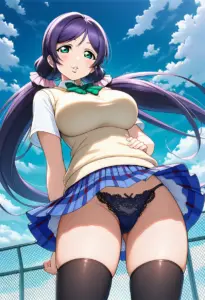 屋上にいる夏服姿の東條希のパンチラ