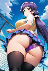屋上にいる夏服姿の東條希の背面パンチラ