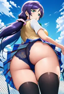 屋上にいる夏服姿の東條希の背面パンチラ