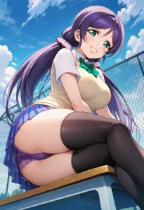 屋上にいる夏服姿の東條希の座りパンチラ
