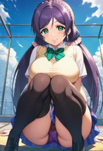 屋上にいる夏服姿の東條希の座りパンチラ