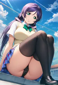 屋上にいる夏服姿の東條希の座りパンチラ