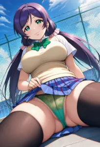 屋上にいる夏服姿の東條希の座りパンチラ