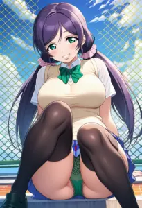 屋上にいる夏服姿の東條希の座りパンチラ