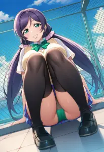 屋上にいる夏服姿の東條希の座りパンチラ